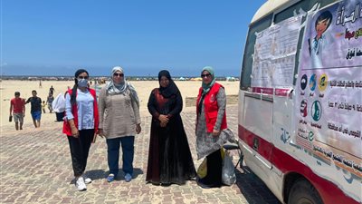 بالصور.. عيادات متنقلة على شواطئ جمصة لتقديم خدمات مبادرة الرئيس لصحة المرأة