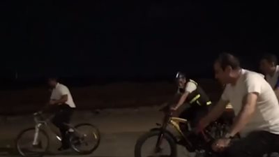 أثناء التجول بدراجته في العلمين.. حوار أبوي بين السيسي وأحد الشباب (فيديو)