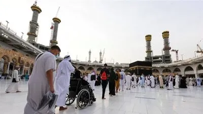 الحجاج يتوافدون إلى المسجد الحرام لأداء طواف الوداع