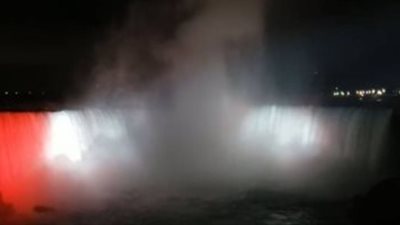 العلم المصري يزين شلالات نياجرا بمناسبة الاحتفال بثورة يوليو