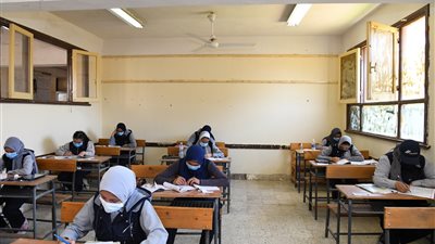 بدء امتحان الفيزياء لطلاب الثانوية العامة بقنا وسط إجراءات احترازية مشددة