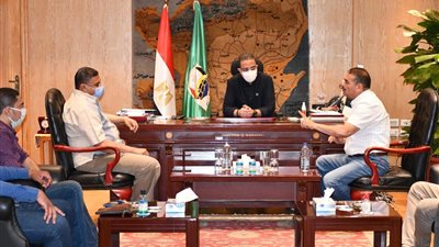 محافظ الفيوم يجتمع برؤساء الأحياء لمتابعة أعمال النظافة والمشاريع القائمة