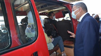 محافظ المنيا: انتظام العمل بمواقف السيارات.. ولا زيادة التعريفة