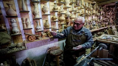 بصناعة ماكينة خراطة بنفسه.. غزاوي ستيني يواجه مرارة الاحتلال بنحت التحف الفنية