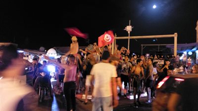 بعد قرارات الرئيس قيس سعيد.. تونسيون بمدينة المرسى يرددون شعارات مناهضة للغنوشي (صور)