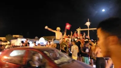 علم دولة الجزائر يسجل حضوره باحتفالات مدينة المرسى بقرارات الرئيس التونسي