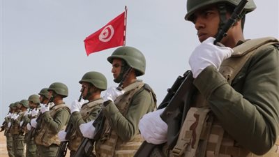 لحظة نزول الجيش التونسي بشارع الحبيب بورقيبة