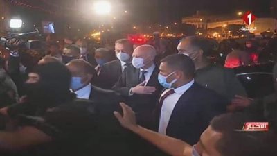 إثر تجميده للبرلمان.. قيس سعيد ينزل لشوارع العاصمة التونسية