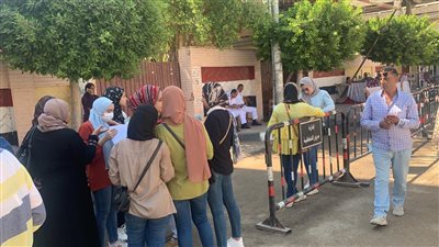 لحظة تعقيم وتفتيش طلاب الثانوية العامة قبل امتحان علم النفس بالدقهلية (فيديو) 