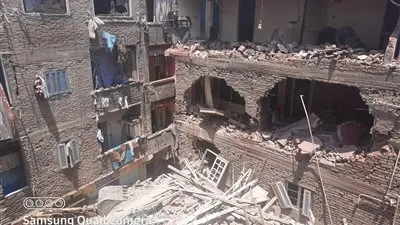 في حالة ذعر كبيرة.. تفاصيل إنقاذ زوجة صاحب عقار الوراق المنهار (فيديو)