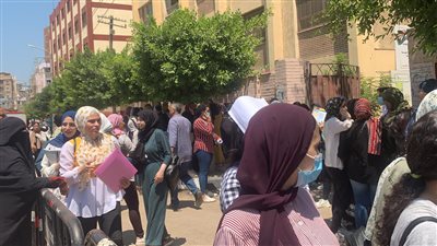 لحظة خروج طلاب الثانوية من امتحان علم النفس بالدقهلية (فيديو وصور)