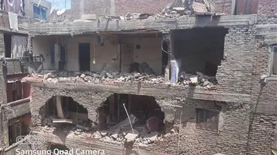 استغاثة من تحت الأنقاض.. فيديو للحظة إنقاذ زوجة صاحب العقار المنهار (فيديو)