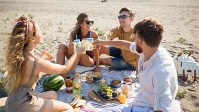 عضو بغرفة السياحة يصدم الجميع بأسعار الساحل الشمالي للمصريين والأجانب (فيديو)