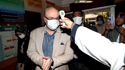 محافظ بني سويف يراجع إجراءات كورونا بلجان 