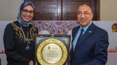 محافظ الإسكندرية يفتتح جدارية تحمل أسماء المحافظين السابقين (صور)