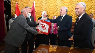 مجلس جامعة الفيوم يكرم الدكتور أحمد جابر شديد (صور)