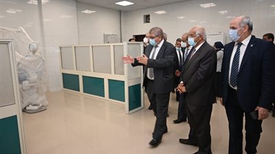 مبني على مساحة 22 ألف متر.. مجلس جامعة الفيوم يتفقد المجمع الطبي