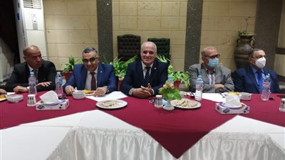 جامعة الفيوم تكرّم هشام جمعة مدير عام الشئون القانونية