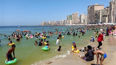 إقبال كبير على شواطئ الإسكندرية بعد ارتفاع درجات الحرارة (صور وفيديو)