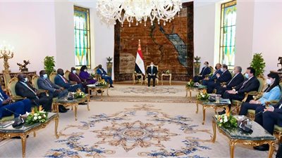 السيسي في أسبوع.. بحث قضايا المنطقة وتابع جهود توطين الصناعة