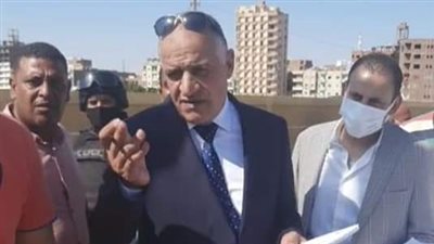 في أول يوم عمل له.. مدير أمن قنا يتفقد موقع حادث قطار نجع حمادي (صور)