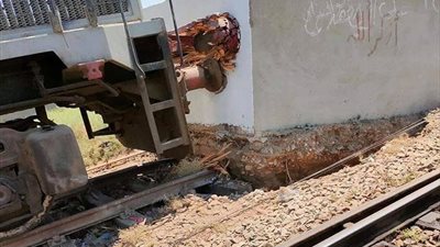 اصطدم بحاجز خرساني.. السكة الحديد تعلن تفاصيل حادث قطار نجع حمادي