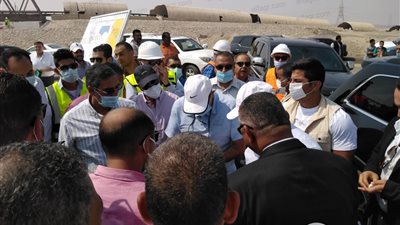 وزير النقل يستمع لشكوى مواطن متضرر من القطار السريع بحلوان