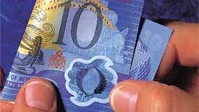 خبير يفجر مفاجأة جديدة بشأن العملة البلاستيكية والـ 500 جنيه (فيديو)