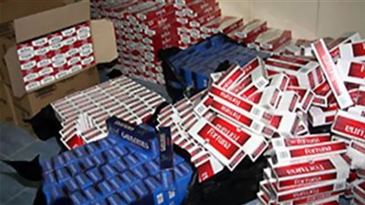 جمارك سفاجا تضبط 14 محاولة تهريب لأسلحة بيضاء وهواتف محمولة