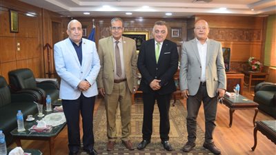 القائم بأعمال رئيس جامعة سوهاج يهنئ مدير الأمن الجديد للمحافظة