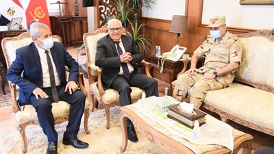 محافظ بورسعيد يستقبل قائد قوات الدفاع الشعبي والعسكري (صور)