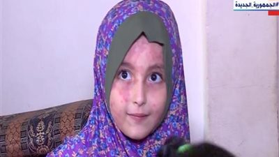 بعد توجيه الرئيس بعلاجها.. والدة الطفلة الفلسطينية: استقبال عظيم من المصريين