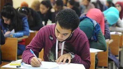 طلاب الثانوية العامة علمي يؤدون اليوم امتحان الجيولوجيا والتفاضل