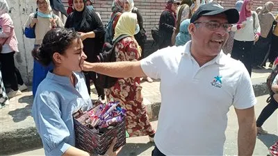 شاهد.. أب يطلق صواريخ ورقية وينتظر ابنته بالشوكولاتة عقب الامتحان