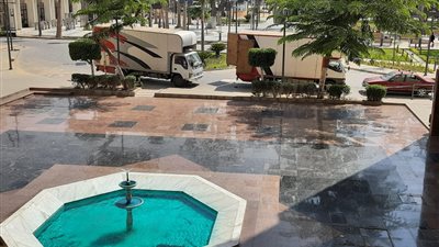 نائب رئيس جامعة عين شمس يتابع التجديدات الإنشائية بكلية الآداب (صور)