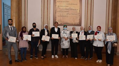 رئيس جامعة عين شمس يكرم الفائزين بجوائز مسابقة معهد 