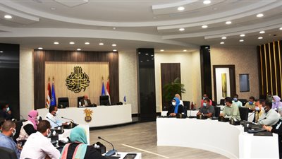 محافظ أسوان يلتقى المرشحين لحضور الدورة التدريبية لتأهيل الكوادر المحلية