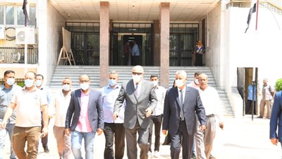 محافظ قنا يصطحب مواطنة بسيارته للمستشفى الجامعي 