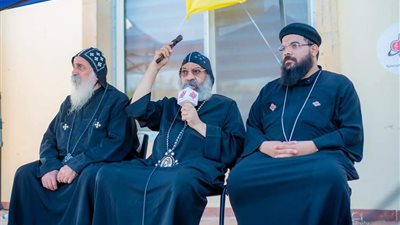 الأنبا رافائيل يشارك في كرنفال 