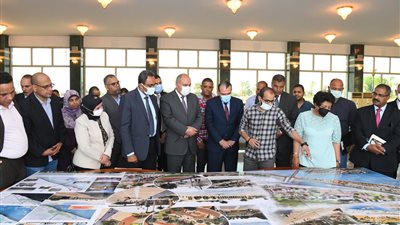 محافظ قنا يتفقد معرض تصميمات هندسية مقترحة لتطوير الكورنيش 