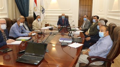 محافظ القاهرة يطالب بوضع صناديق قمامة أمام المحال 