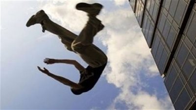 لمروره بأزمة نفسية.. مصرع شاب سقط من أعلى عقار بالمرج 