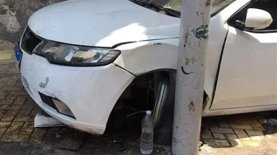 سيدة تقتحم وتهشم واجهة سوبر ماركت بسيارتها وتدهس أحد المارة بدمنهور (صور)