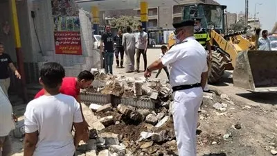 تحرير 122 إزالة إدارية ورفع التعديات على حرم الطريق بملوي في المنيا
