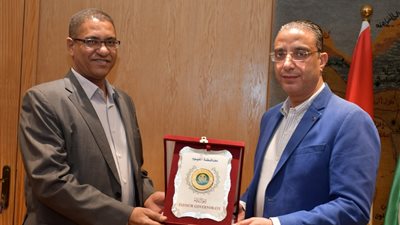 محافظ الفيوم يكرم رئيس 