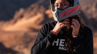 السائقة السعودية دانية عقيل تستكمل مشوارها في بطولة العالم لراليات الباها الصحراوية