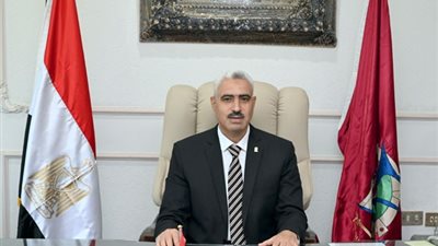 أهالي مرضى أمام باب مستشفى الجامعة يستغيون بمحافظ الفيوم (فيديو) 