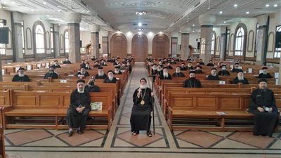 الأنبا إشعياء يجتمع مع مجمع كهنة طهطا وجهينة