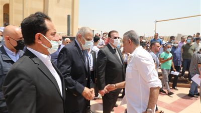 نقيب المهندسين يتلقي العزاء في الكفراوي بمسجد المشير طنطاوي