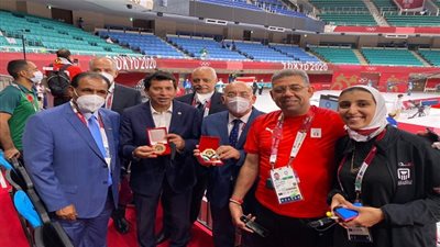 وزير الرياضة يهنئ فريال عبد العزيز بذهبية الكاراتيه بأولمبياد طوكيو